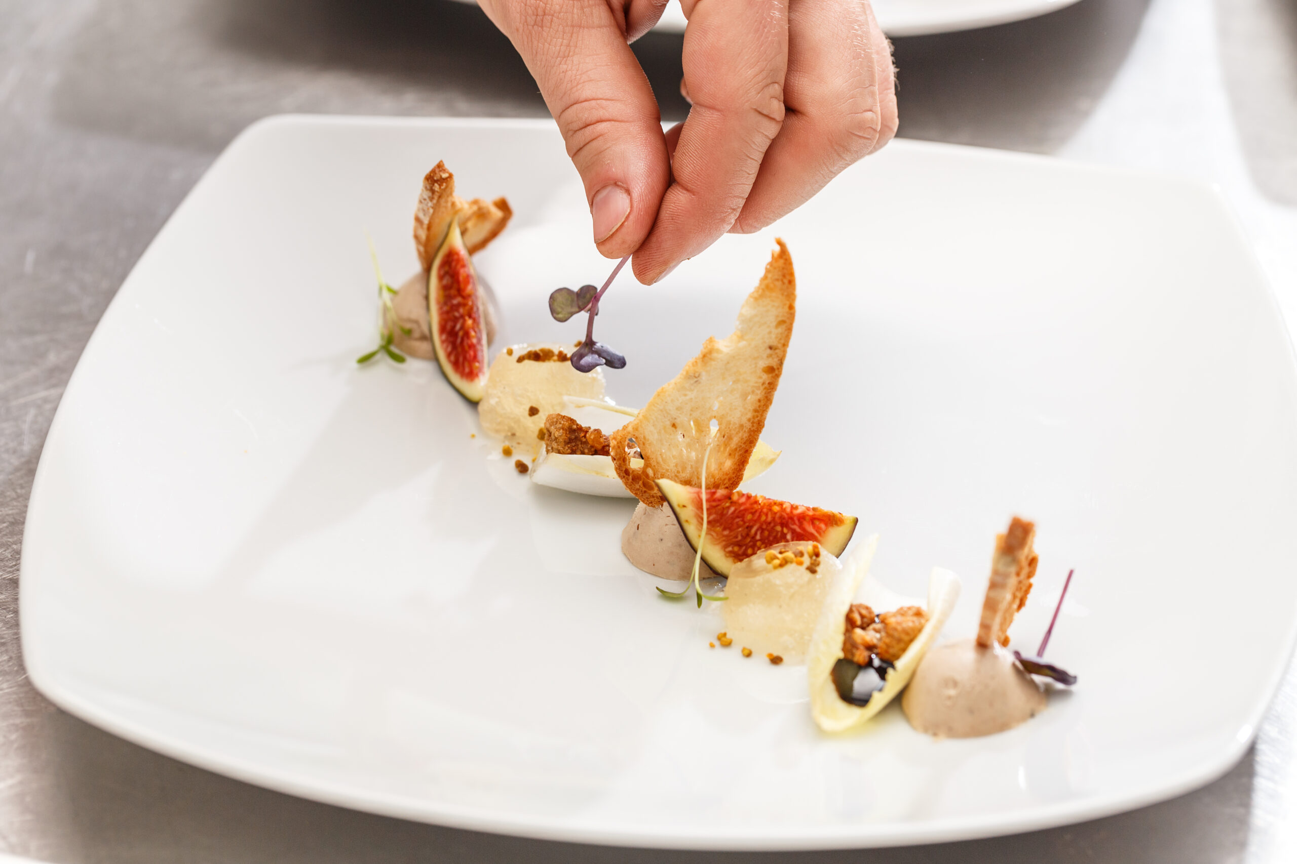 Chef finishes his plate aprovisionamiento de yates, servicios náuticos Mallorca, suministros embarcaciones Baleares, logística marítima Ibiza, productos frescos yates